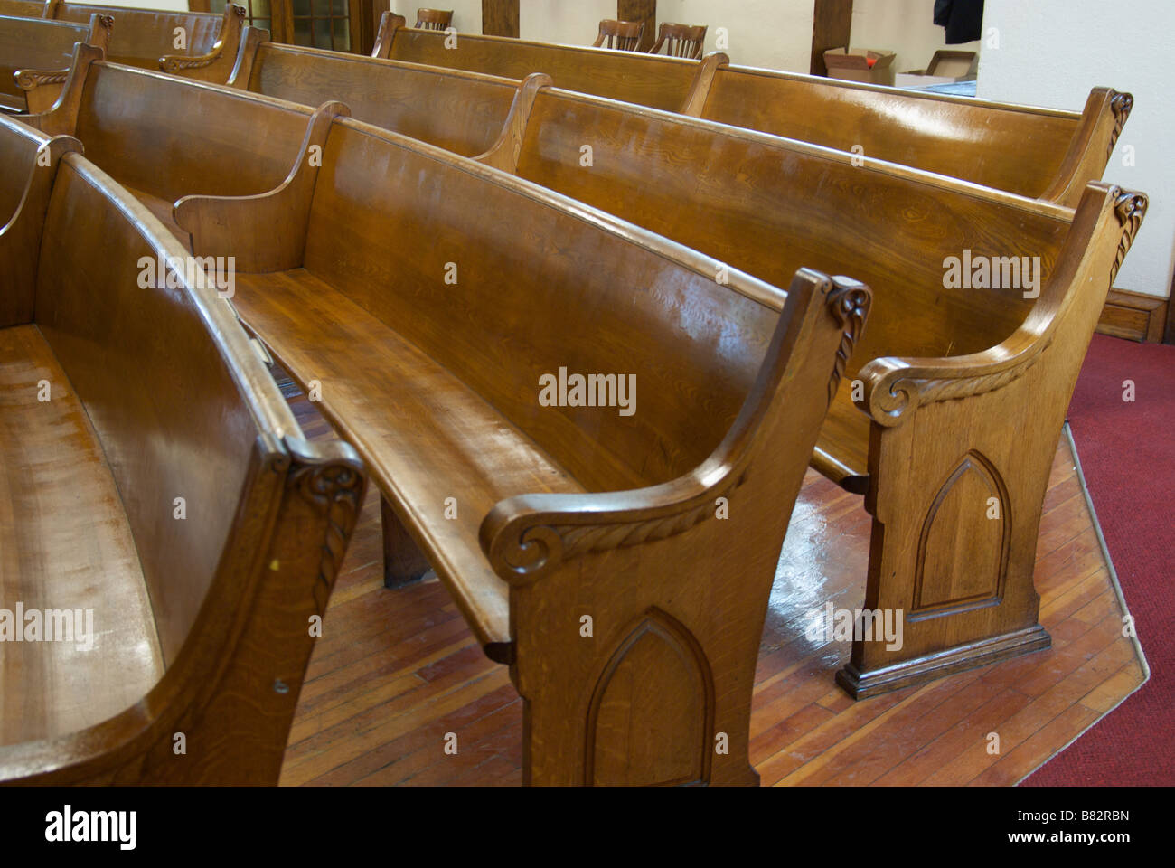 Die Seite der Kirche der alten hölzernen Benchchairs in der Kathedrale-Kirche Stockfoto