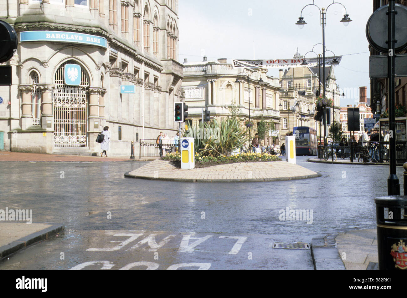 Wolverhampton, Blick auf Lichfield Straße vorbei an gotischen Barclays Bank Museum and Art Gallery. Stockfoto