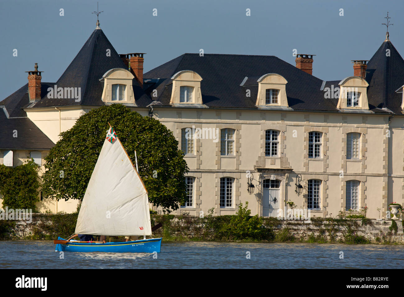 Kleines Segelboot am Fluss Adour Frankreich Stockfoto