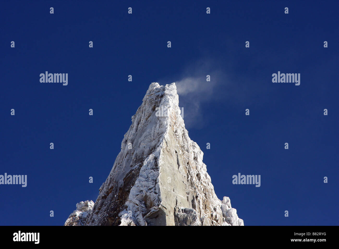 Schnee durch den Wind von der Spitze eines Berges in den Alpen Stockfoto