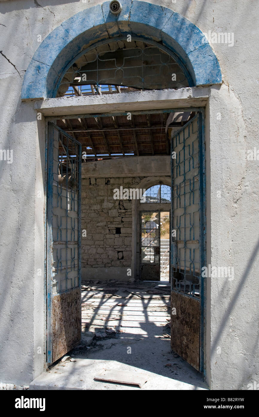 Dachte der Kirche Agios Nicolas (Alasa) in überschwemmten Gebiet in der Nähe von Kouris Dam Trog Fenster anzeigen Südzypern Stockfoto