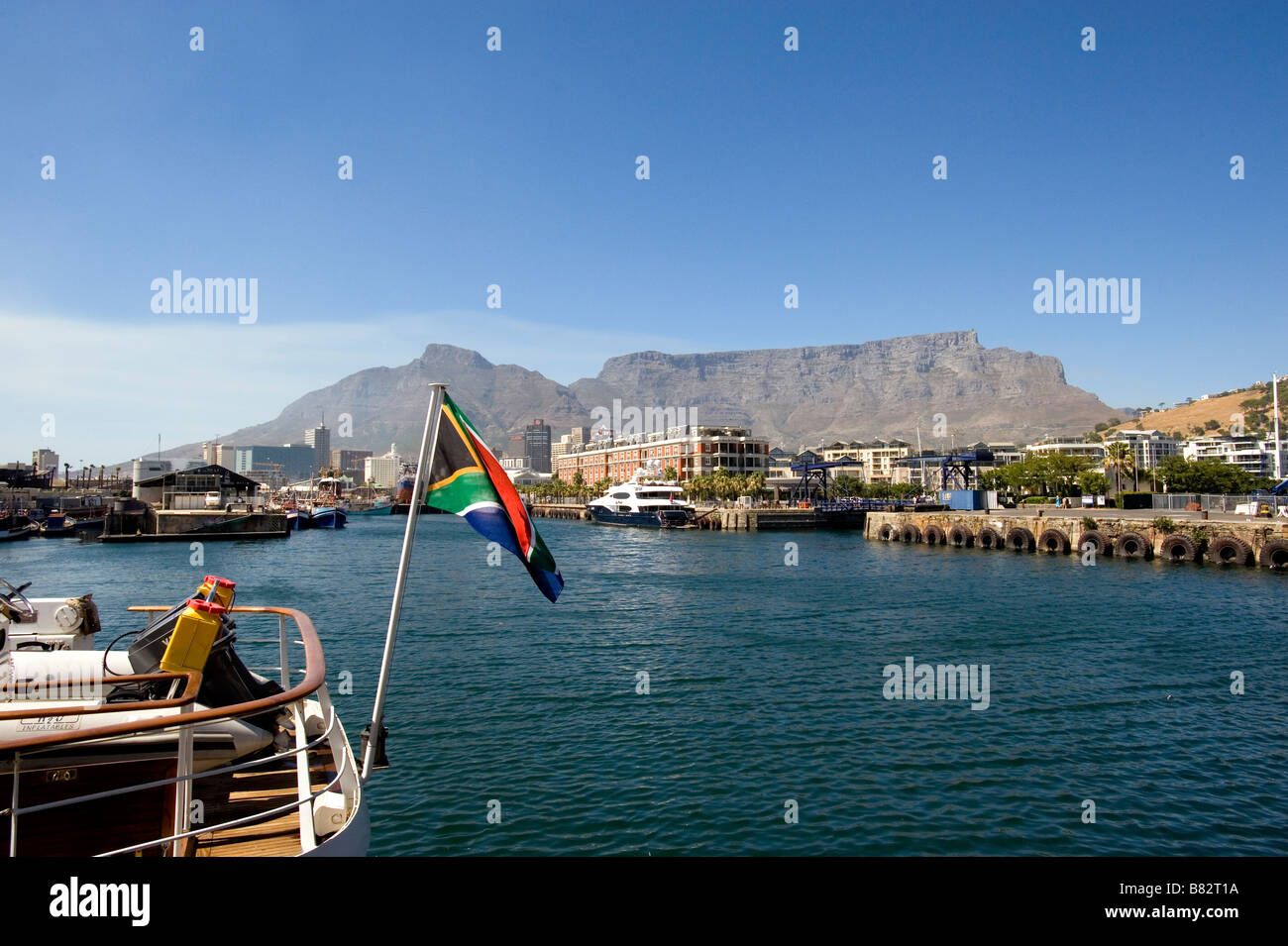 Mit Blick auf den Hafen mit Tabelle Bergblick von Victoria und Alfred Waterfront Kapstadt Südafrika Stockfoto