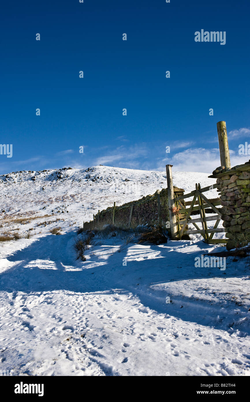 Blauer Himmel und Schnee in den Yorkshire Dales National Park, UK Stockfoto