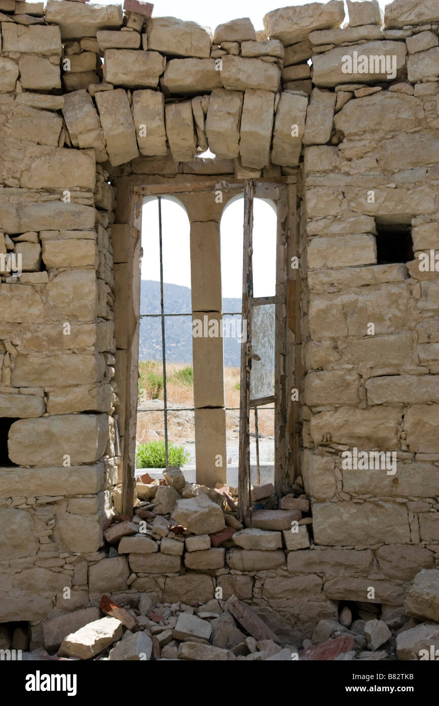 Blick von der Apsis der Kirche Agios Nicolas (Alasa) in der Nähe von Kouris Dam Trog Fenster. Südzypern Stockfoto