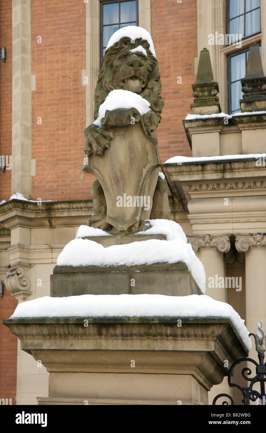 Löwenstatue vor dem Land Registry in Lincoln Inn Fields, London mit Schnee auf der Spitze Stockfoto