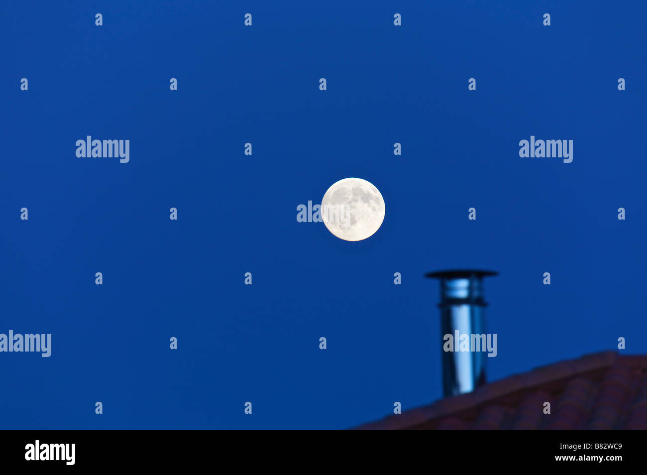 Mond am blauen Himmel Stockfoto