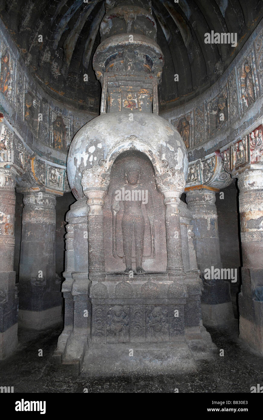 Ajanta Höhle 19: Schließen Sie Ansicht zeigen stehende Buddha-Statue, Ajanta Höhlen, Maharashtra, Indien. Stockfoto