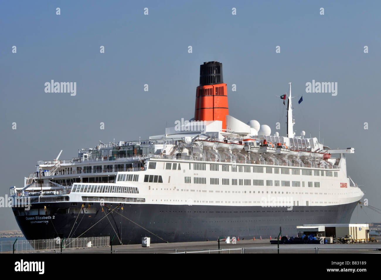 Queen Elizabeth 2 QE2 QEII Ex Cunard Kreuzfahrtschiff in Port Rashid Dubai wartet auf Umwandlung in schwimmendes Hotelmuseum 2009 Vereinigte Arabische Emirate VAE Stockfoto Queen Elizabeth 2 QE2 QEII Ex Cunard Kreuzfahrtschiff in Port Rashid Dubai wartet auf Umwandlung in schwimmendes Hotelmuseum 2009 Vereinigte Arabische Emirate VAE Stockfoto
