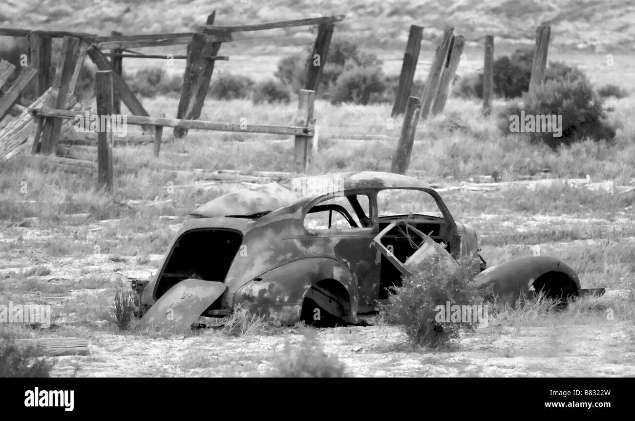 Ein altes überholt Auto in einem Feld Stockfoto