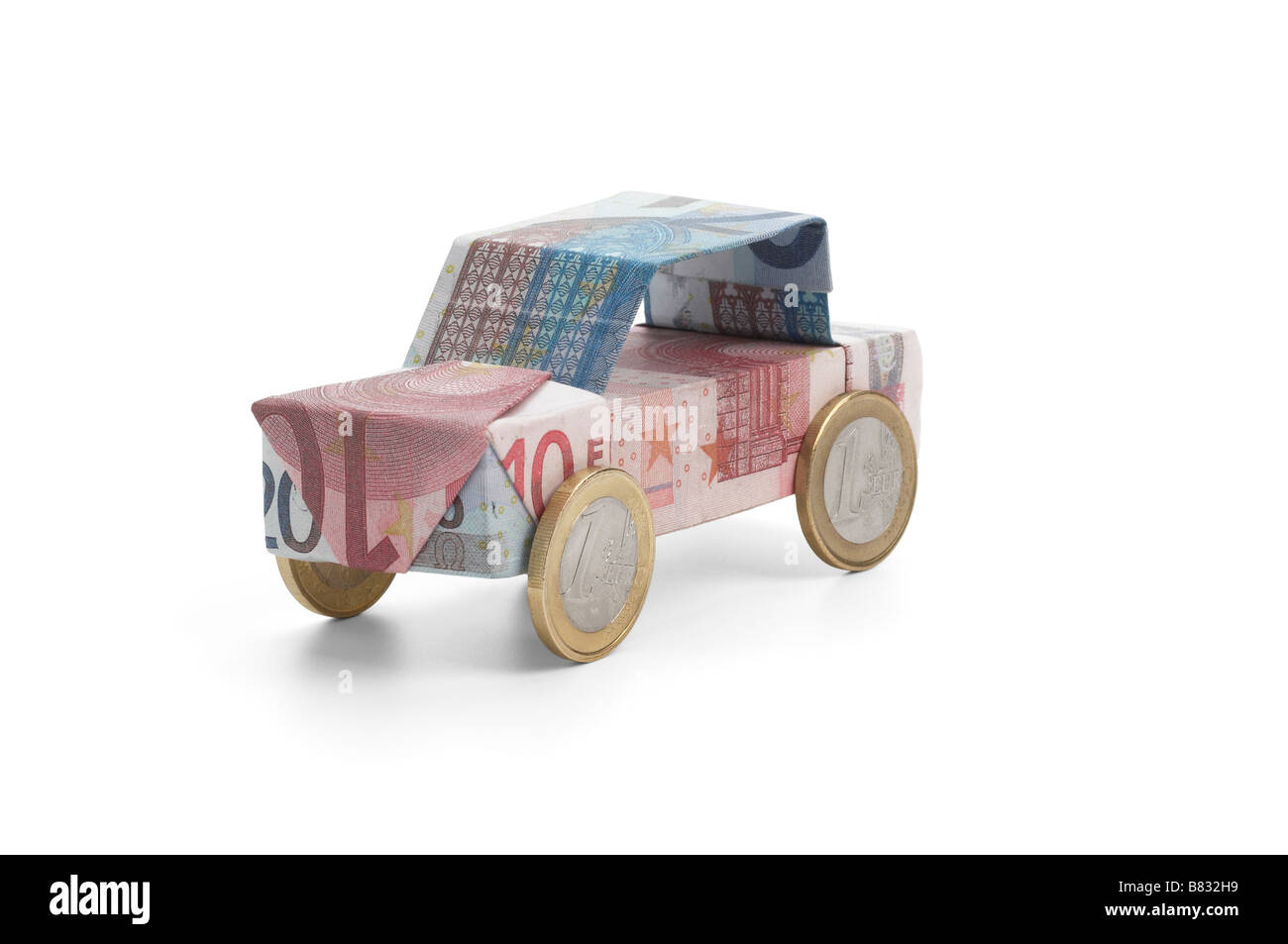 Auto aus der Euro-Banknoten und-Münzen auf weißem Hintergrund Stockfoto