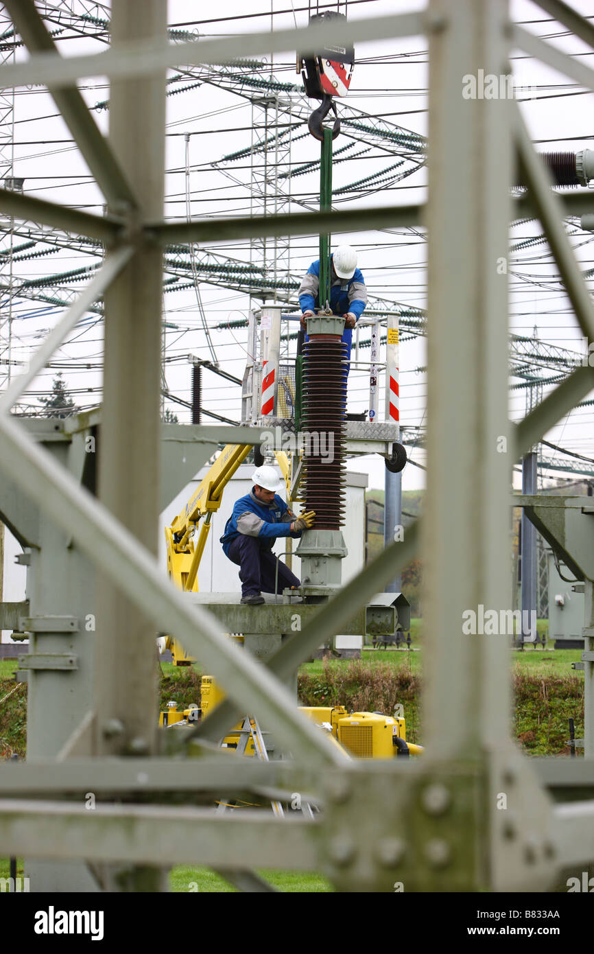 Strom-Wartungsarbeiten in einer Trafostation ELE Energieunternehmen Marl Deutschland Stockfoto