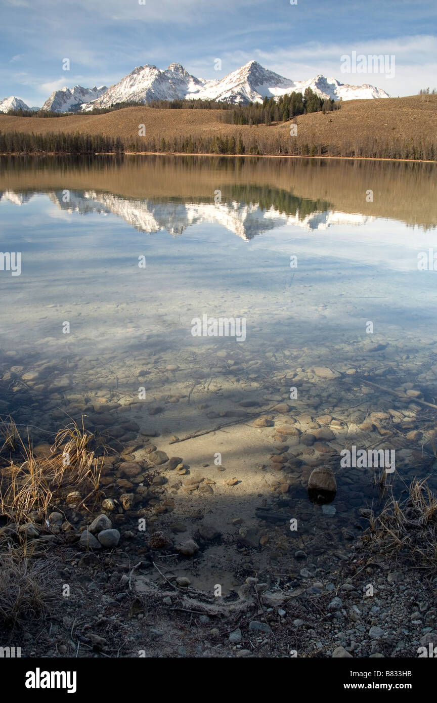 Rotbarsch-See und dem Sägezahn Gebirgszug in der Nähe von Sun Valley Idaho Stockfoto