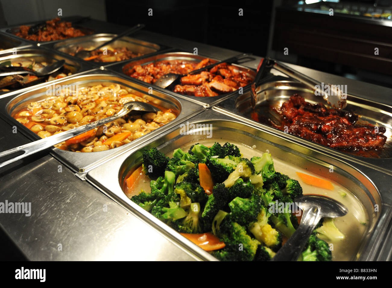 Chinese Mit Buffet In Der Nähe warmes Buffet Essen in einem geschäftigen chinesischen Restaurant