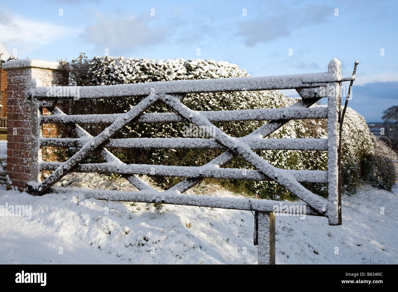 5 bar Tor mit Schnee bedeckt Stockfoto