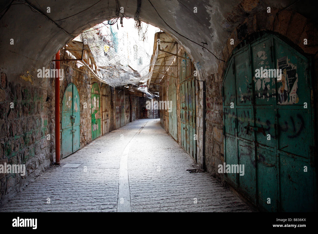 Eine verlassene Straße in der Altstadt von palästinensischen Hebron im Süden des Westjordanlandes Stockfoto