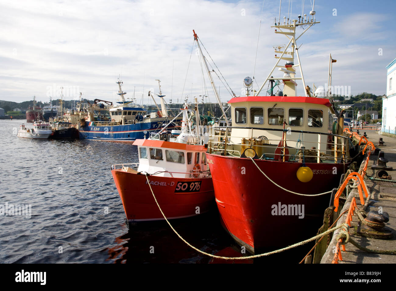 Fischtrawler in Birsfelden Hafen, County Donegal, Irland Stockfoto
