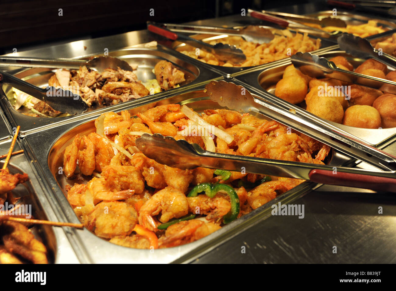warmes Buffet Essen in einem geschäftigen chinesischen Restaurant, Bradford, West Yorkshire Stockfoto