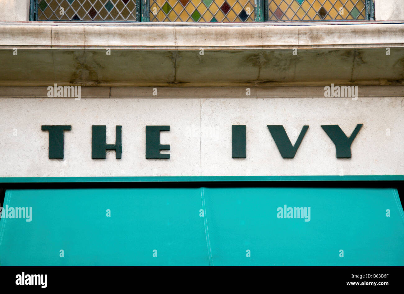 Ein Zeichen über exklusive The Ivy Restaurant, West Street (in der Nähe von Covent Garden), London. Jan 2009 Stockfoto