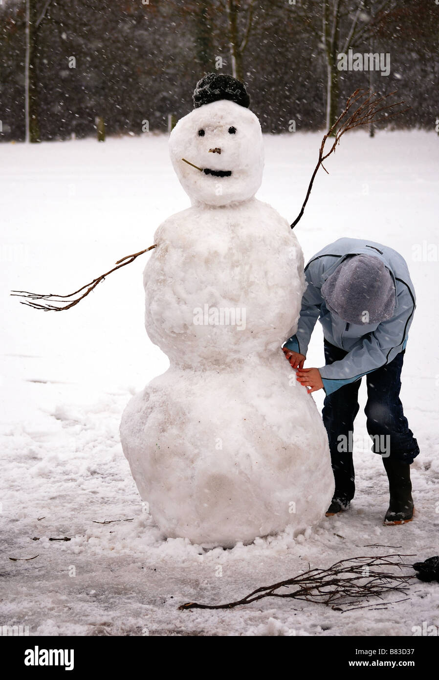 Machen einen Schneemann (kein Gesicht zeigen) Stockfoto