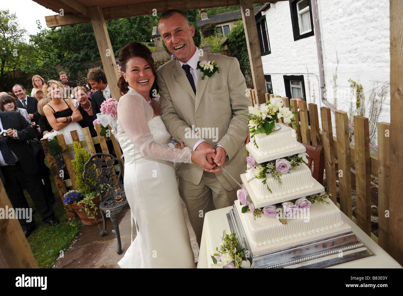 Ein frisch vermählte Paar schneiden ihre Hochzeitstorte, North Yorkshire, Stockfoto