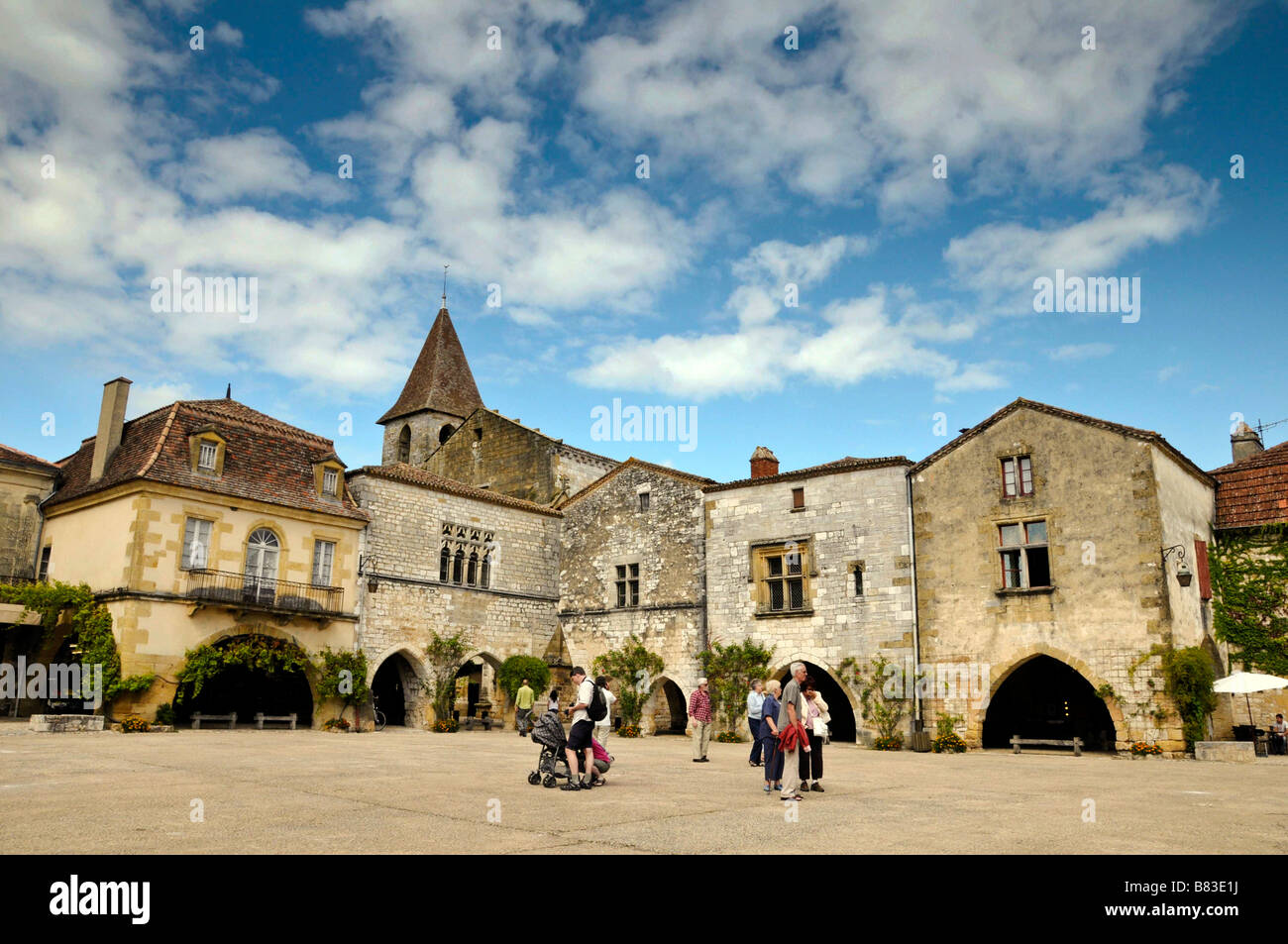 Ein typisch französisches Marktplatzes in der Dordogne. Stockfoto