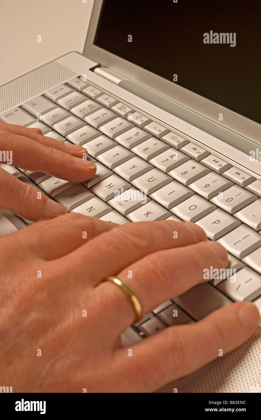 Mann mit Laptop-Computer-Tastatur Stockfoto