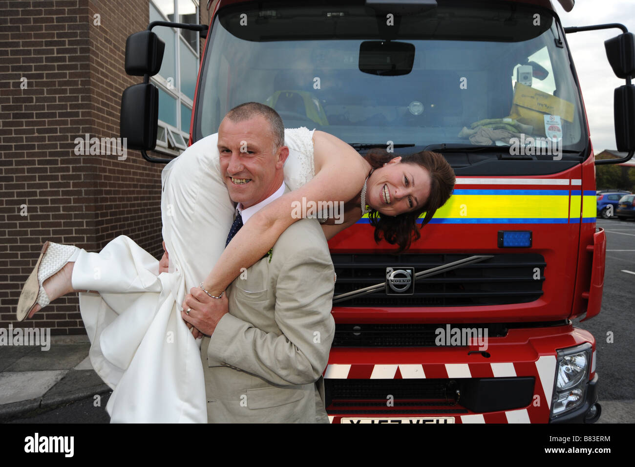Ein Feuerwehrmann mit seiner frisch vermählte Braut West Yorkshire Modell veröffentlicht Stockfoto