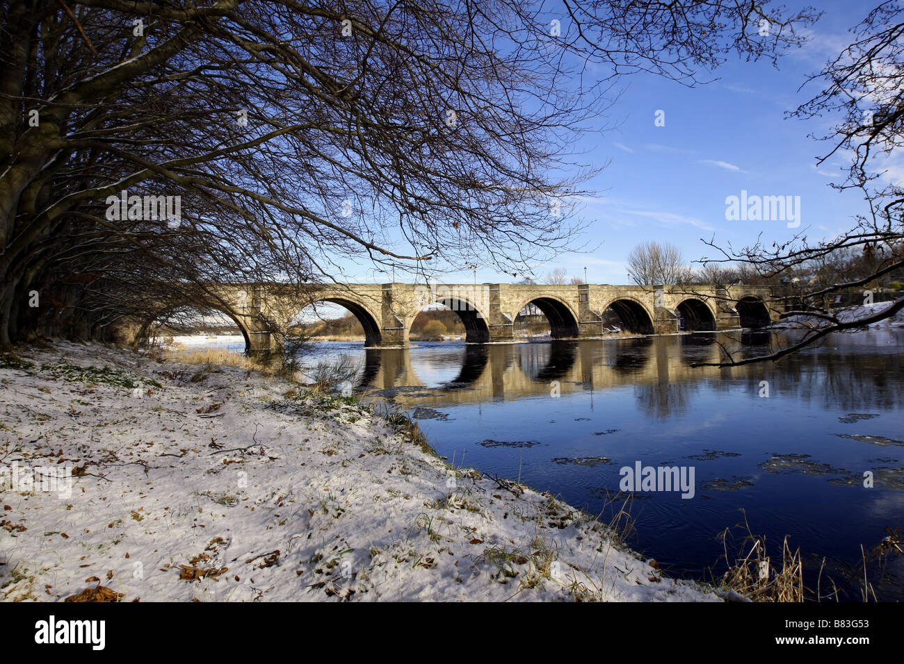 Der Dee Brücke über den Fluss Dee in Aberdeen, Schottland, UK, gesehen im Winter im Schnee bedeckt Stockfoto