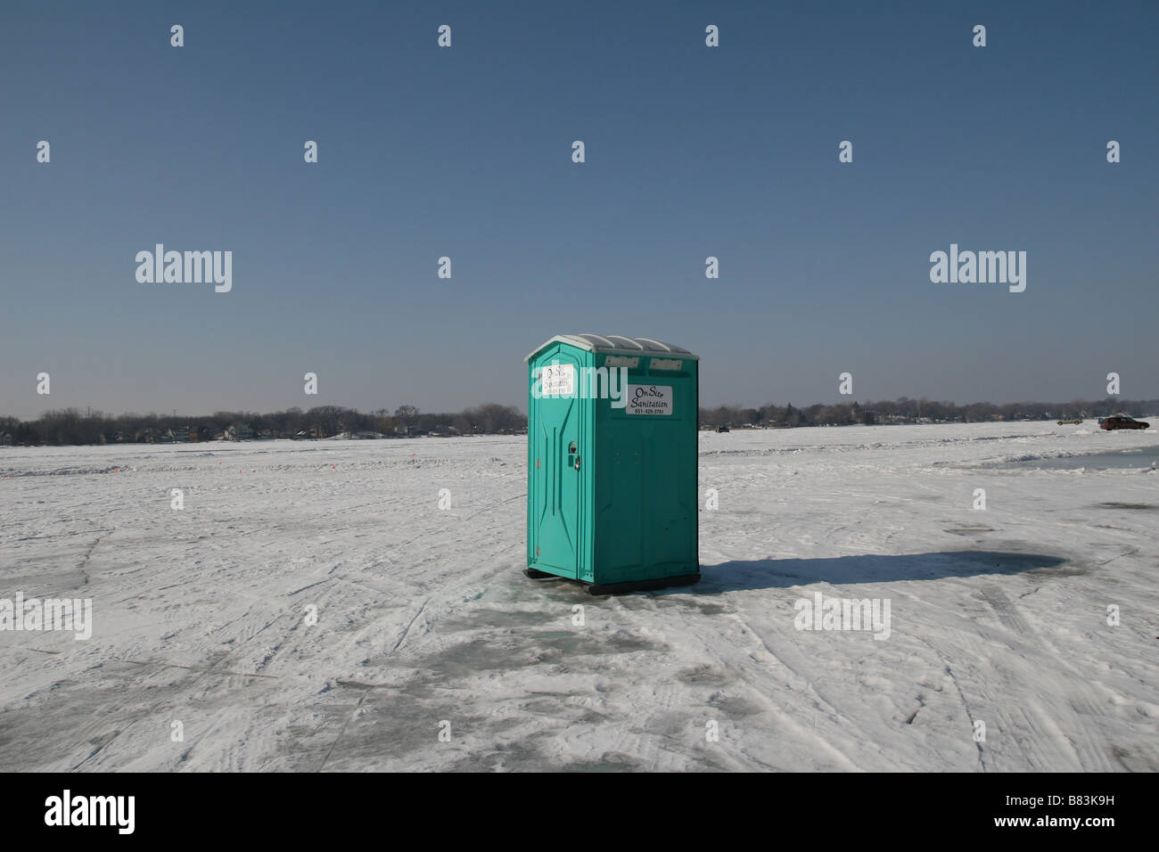 Eine tragbare Toilette auf gefrorenen Medicine Lake in Minneapolis, Minnesota. Stockfoto