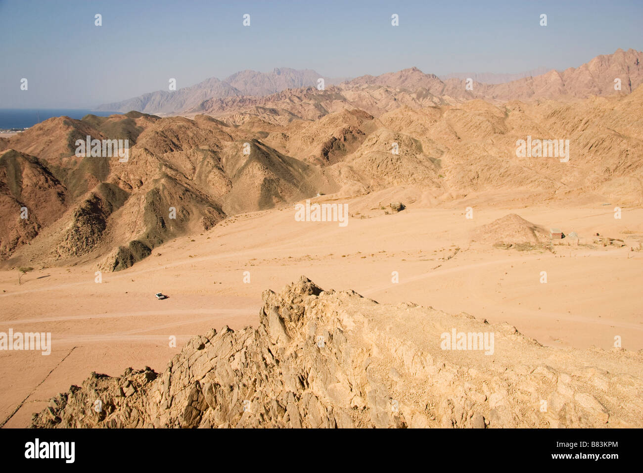 Blick nach Süden in Richtung Laguna Bay von einem Hügel in der Wüste über dem Sinai Resort Dahab in Ägypten Stockfoto