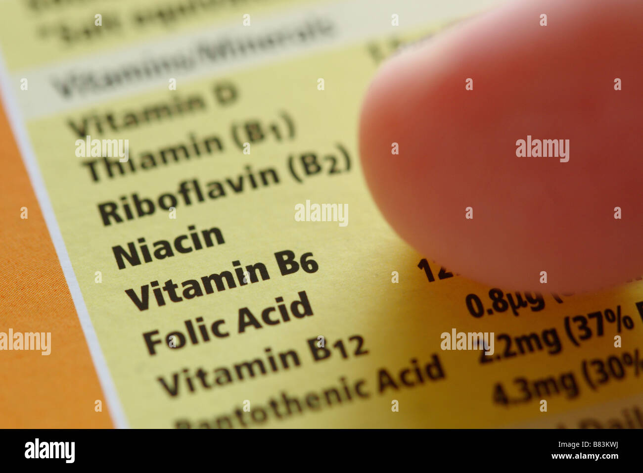 Lebensmittel Ernährung Nährwertangaben über Vitamine Folsäure Niacin Riboflavin auf Frühstück-Müsli-Packung Stockfoto