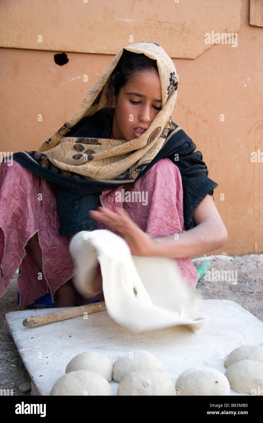 Beduinenmädchen macht am Morgen Fladenbrot in Ras Abu Gallum auf der Küste des Roten Meeres, nördlich der Sinai Resort Dahab in Ägypten Stockfoto