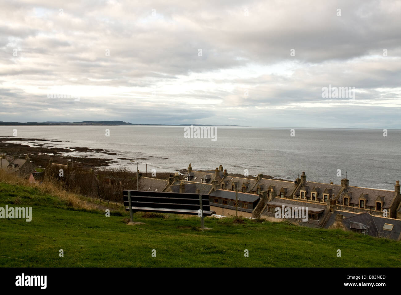 Bank mit Blick auf die Nordsee an einem bewölkten Tag in Cullen Schottland auf den Moray Firth, Schottland Stockfoto