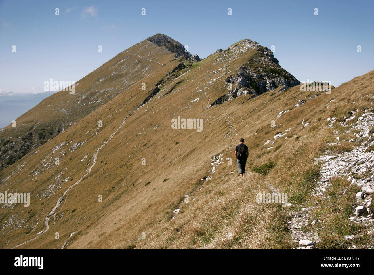 Ein Wanderer Spaziergänge entlang des Grates auf der Veliki Vrh Wanderung in den Bergen der Karawanken, Gorenjska, Slowenien Stockfoto