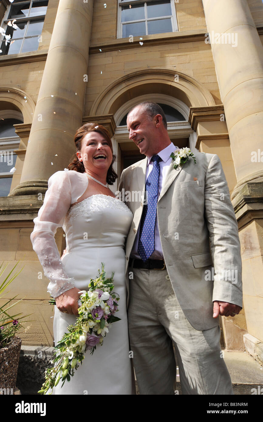 Frisch vermählte Paar außerhalb ein Standesamt, North Yorkshire Modell veröffentlicht Stockfoto