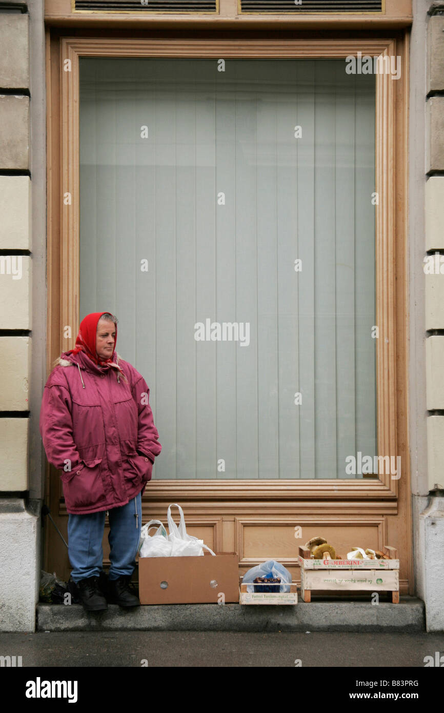 Lady Jurcek Verkauf Pilze in Plecniks Markt in Pogacarjev Trg, in die Hauptstadt Ljubljana, Slowenien Stockfoto