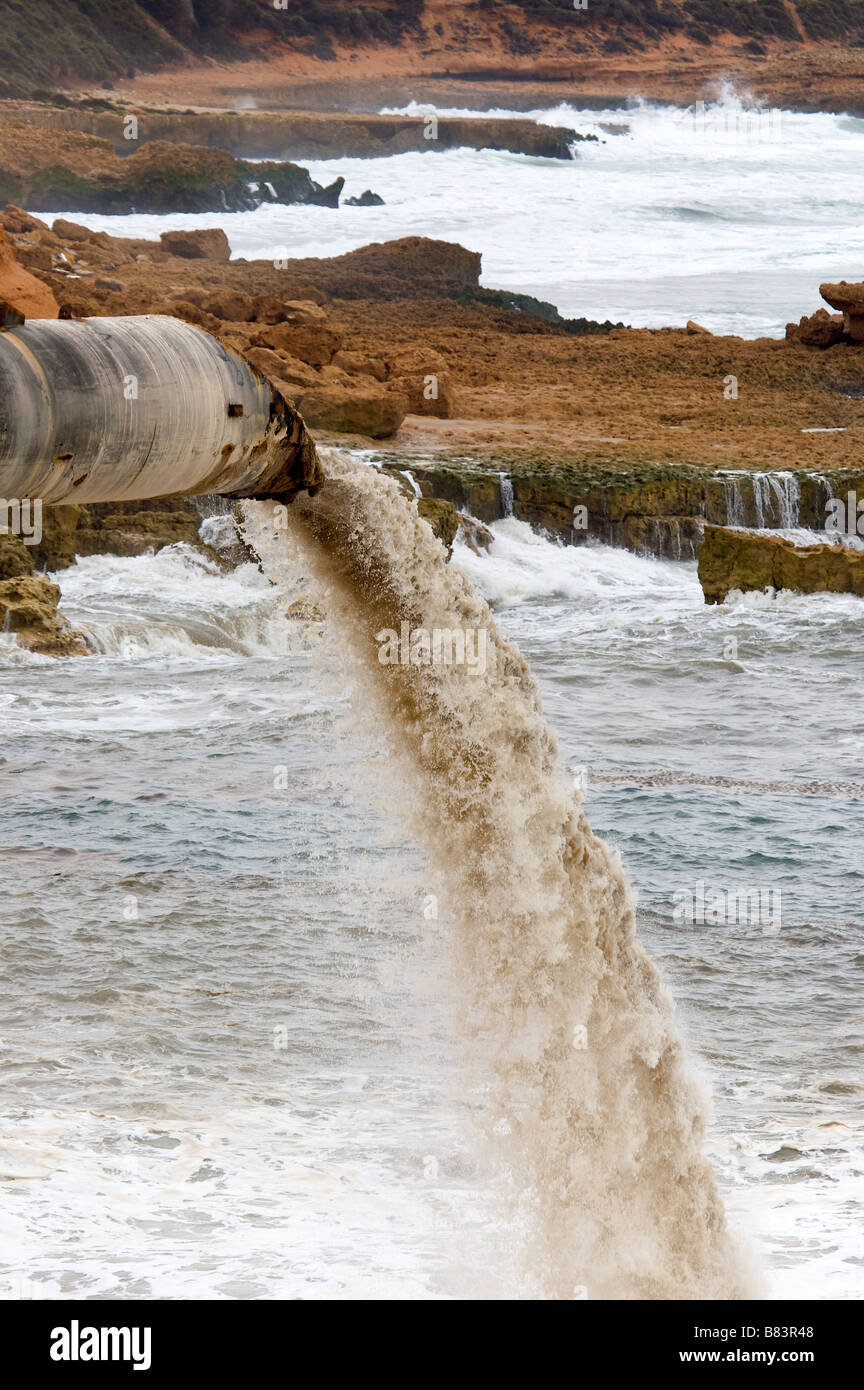 Rohr-Entladung Phosphat Abfallwirtschaft direkt ins Meer Safi Marokko Stockfoto