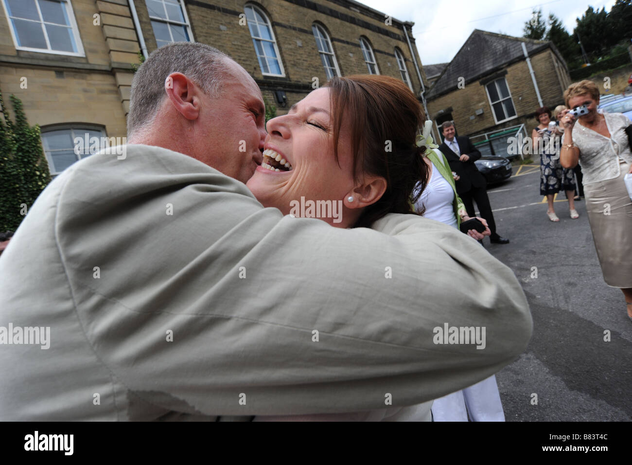 Frisch vermählte Paar umarmt North Yorkshire Stockfoto