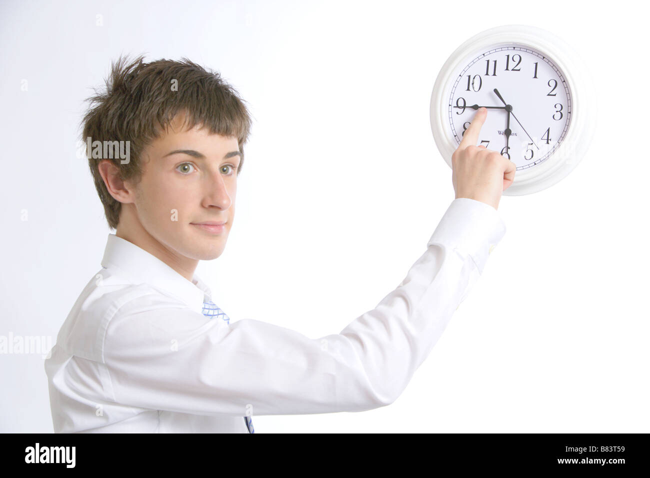 Ein Business-Mann ändert sich die Zeit auf der Uhr Büro, damit er früh nach Hause gehen können Stockfoto