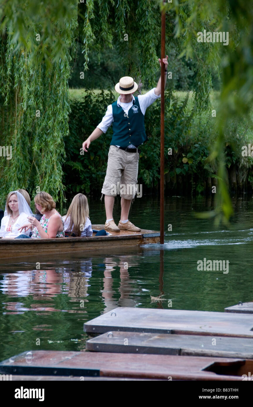 Studenten Stechkahn fahren auf dem Fluss Cam in Cambridgeshire UK Stockfoto