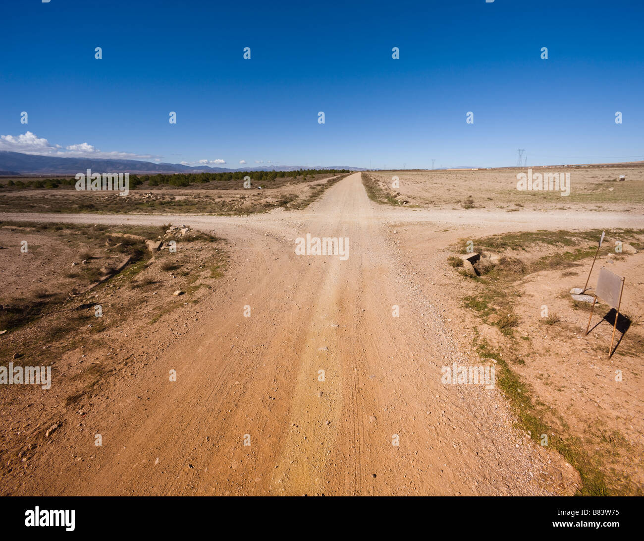 Eine Auswahl an Richtung an Kreuzung in kargen Landschaft in der Nähe von La Calahorra Provinz Granada Spanien Stockfoto