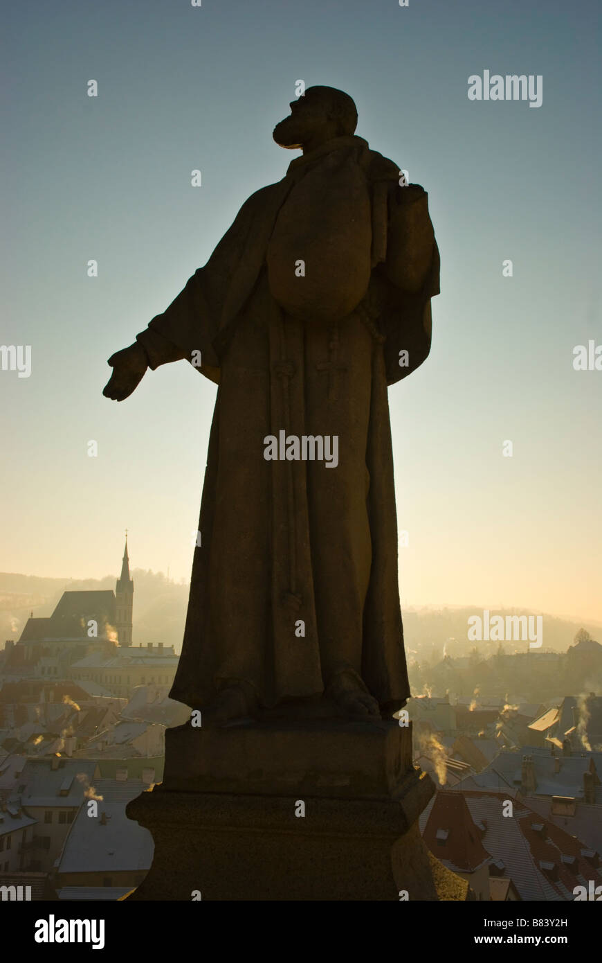 Statue auf Plastovy Brücke am Schloss in Cesky Krumlov Tschechien ...