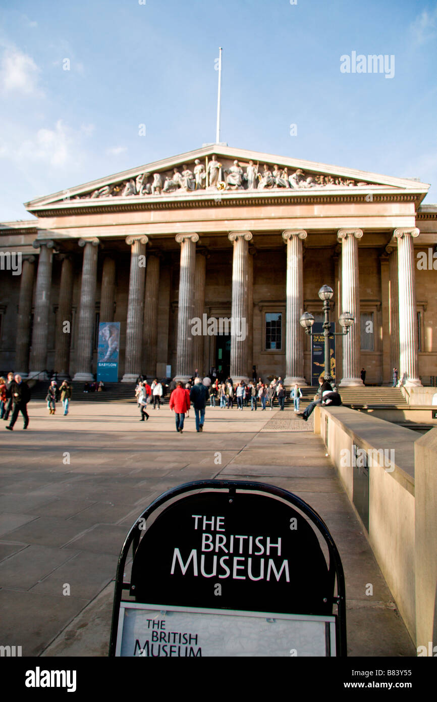 Benannte Zeichen am Haupteingang an das British Museum, London. Jan 2009 Stockfoto