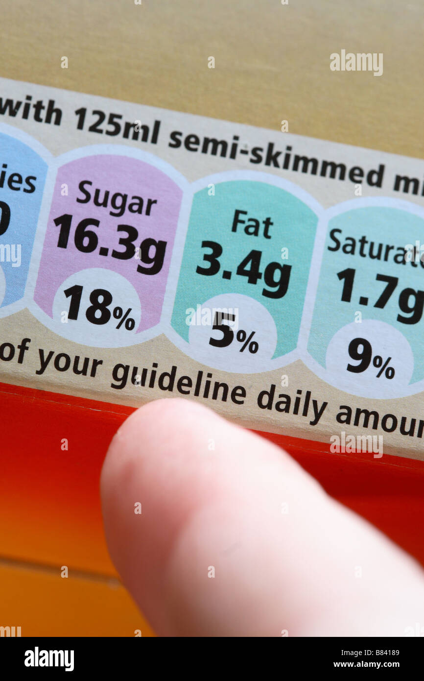 Informationen über Lebensmittel Zucker Fettgehalte auf Supermarkt-Produkt-Verpackung-Aufkleber Stockfoto