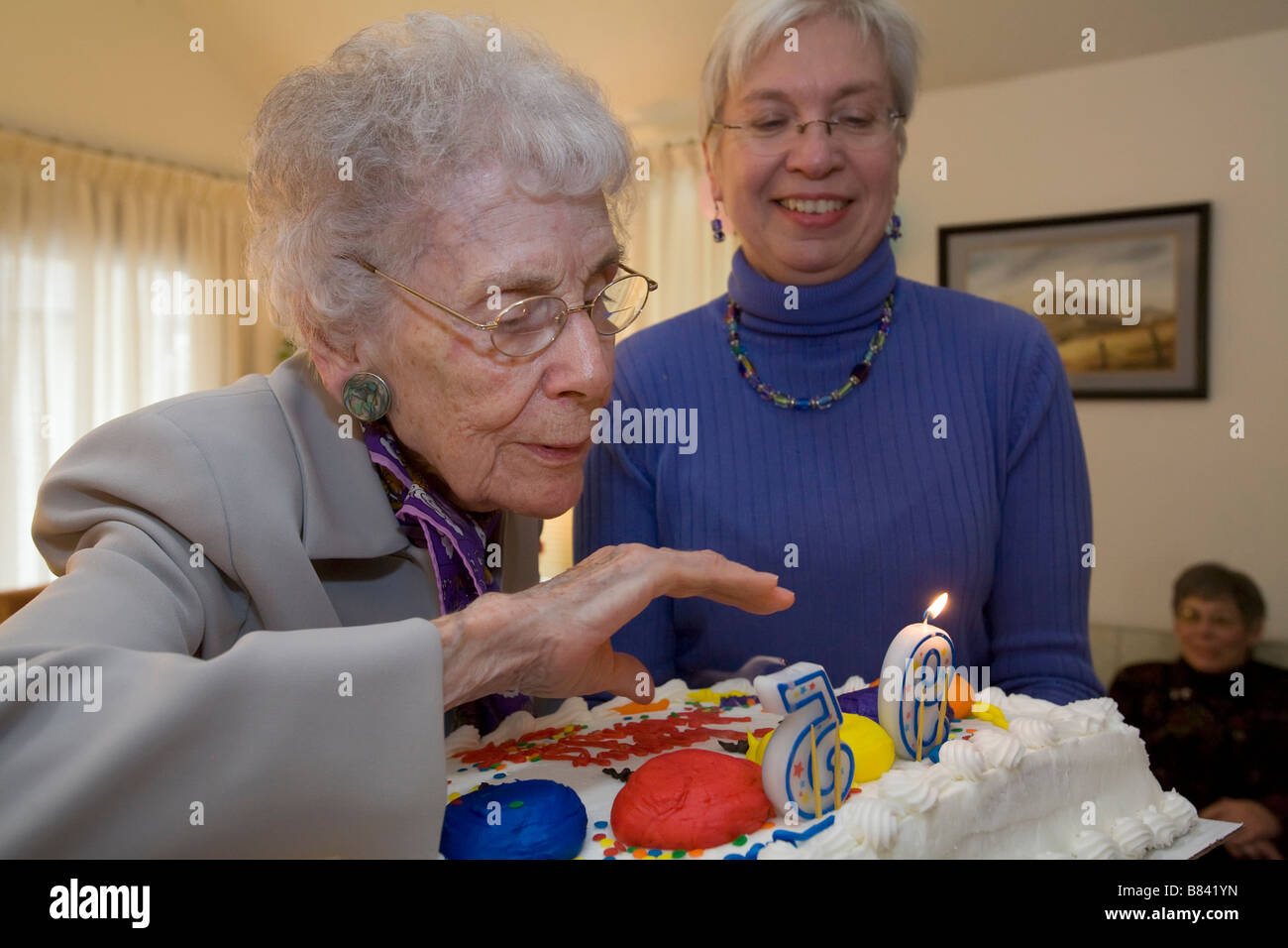 Dorothy Newell bläst die Kerzen auf dem Kuchen an ihrem 95. Geburtstag Stockfoto