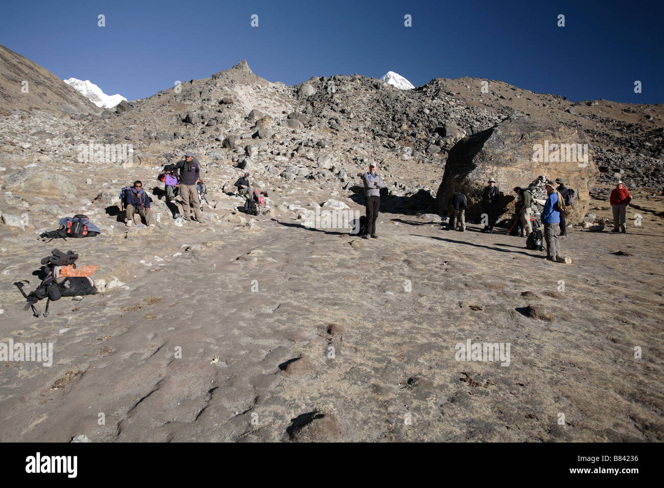 Wanderer die Aussicht des Khumbu-Tal in der Nähe von Gorak Shep Stockfoto