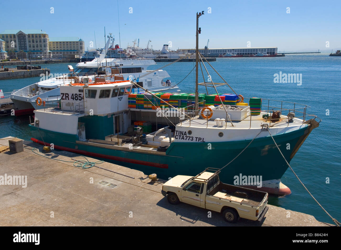 Fisch-Trawler entladen seinen Fang in den Hafen von Cape Town, South Africa Stockfoto