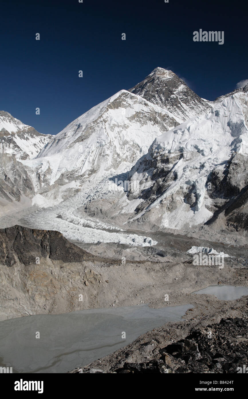 Blick auf den Mount Everest und Khumbu-Eisbruch vom Gipfel des Kala Patthar Stockfoto