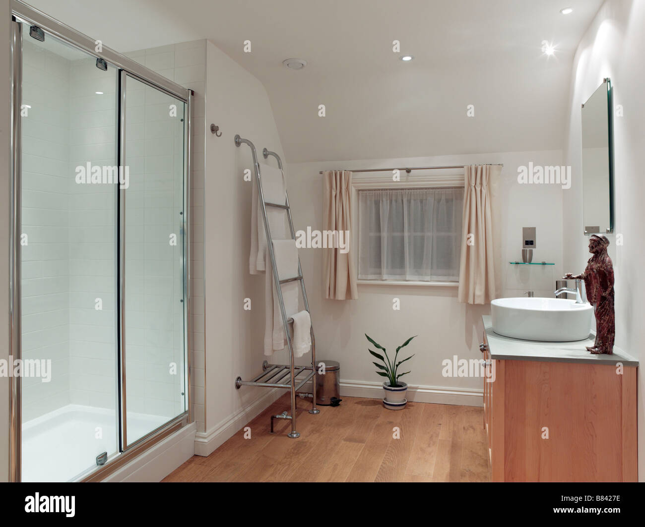 modernes Bad mit großer Dusche und Holzboden Stockfoto, Bild ... modernes Bad mit großer Dusche und Holzboden Stockfoto, Bild ...
