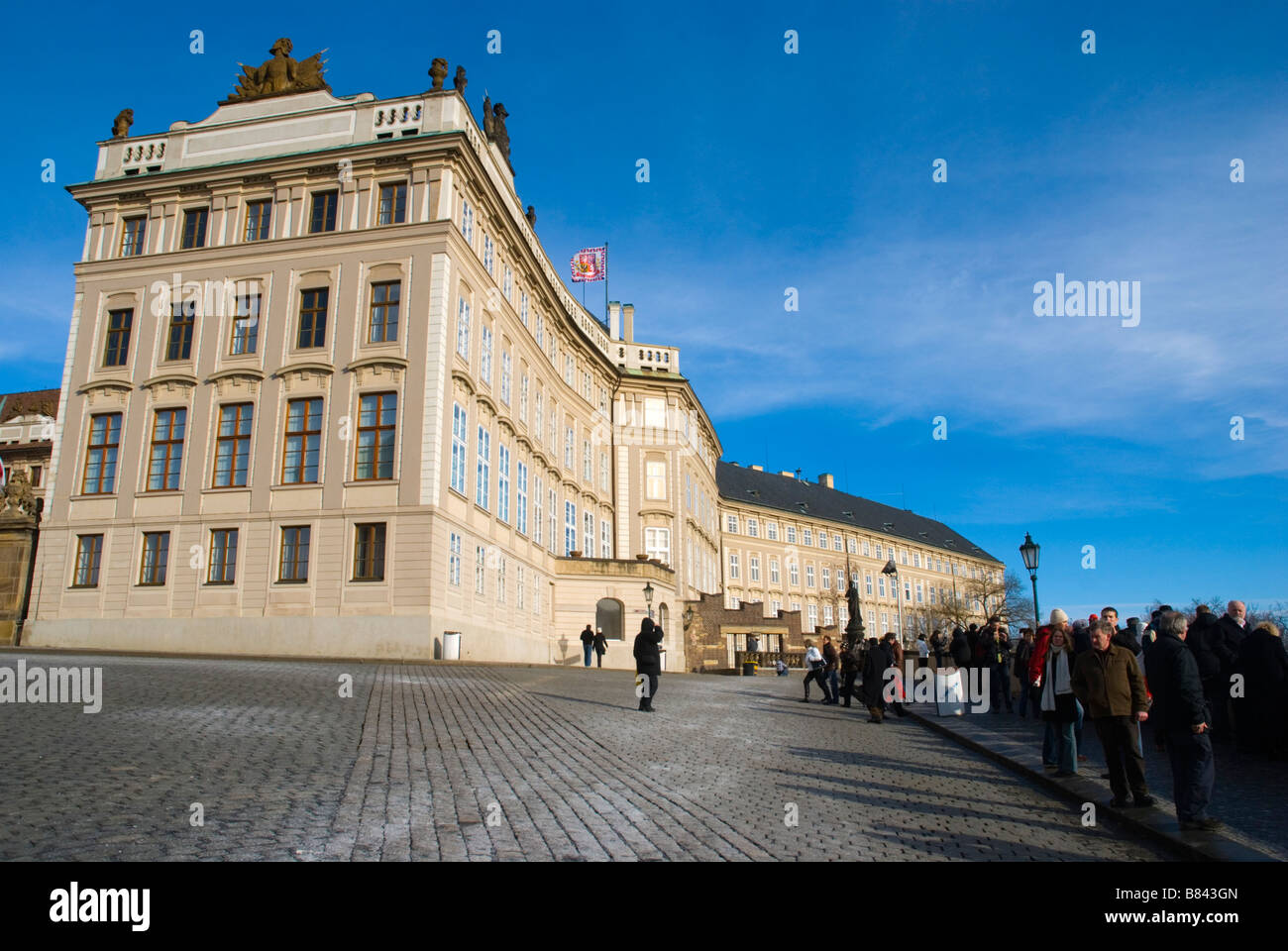 Hradcanske Namesti mit Prazsky Hrad das Schloss in Hradschin Bezirk Prag Tschechische Republik Europa Stockfoto